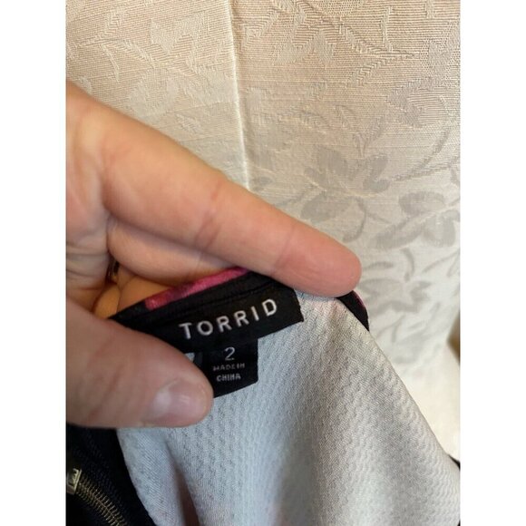 TORRID Women's 2 (2X) Floral Hi-low Ponte Peplum Sleeveless Floral Top Black - Picture 9 of 11